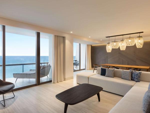 Hilton Cancun, an All-Inclusive Resort : photo 3 de la chambre suite salon lit king-size - côté océan