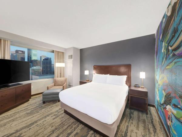 Hilton Americas - Houston : photo 1 de la chambre grande chambre d'angle avec lit king-size