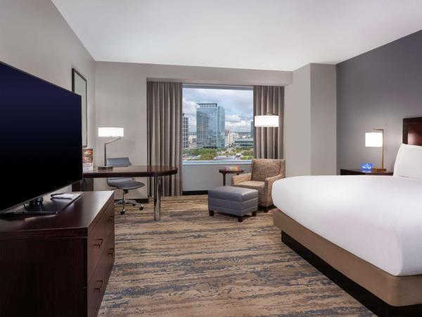 Hilton Americas - Houston : photo 4 de la chambre chambre lit king-size