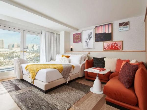 Virgin Hotels Las Vegas, Curio Collection by Hilton : photo 4 de la chambre king resort chamber with strip view