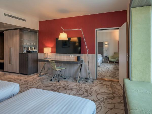 Hilton Geneva Hotel and Conference Centre : photo 1 de la chambre chambre familiale deluxe