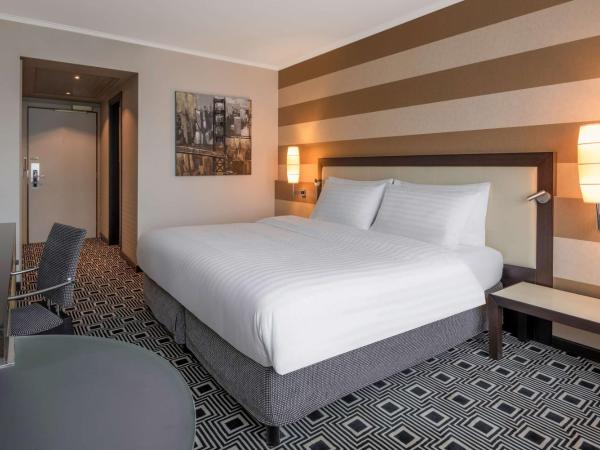Hilton Geneva Hotel and Conference Centre : photo 1 de la chambre chambre lit king-size