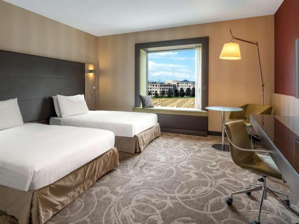 Hilton Geneva Hotel and Conference Centre : photo 3 de la chambre chambre lits jumeaux exécutive