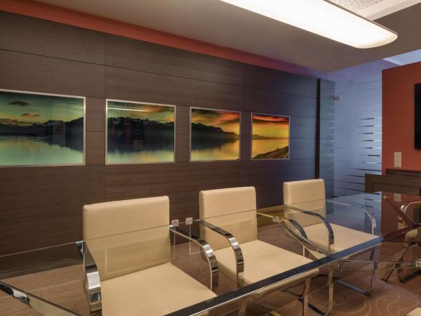 Hilton Geneva Hotel and Conference Centre : photo 4 de la chambre suite 1 chambre lit king-size avec salle de réunion