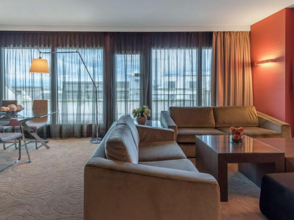Hilton Geneva Hotel and Conference Centre : photo 2 de la chambre suite lit king-size deluxe 1 chambre