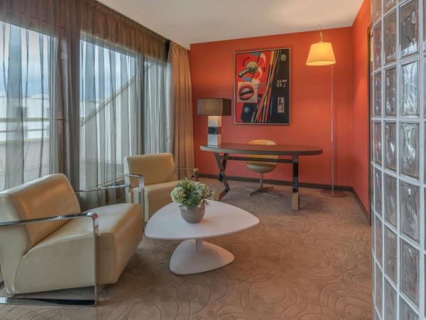 Hilton Geneva Hotel and Conference Centre : photo 3 de la chambre suite lit king-size deluxe 1 chambre