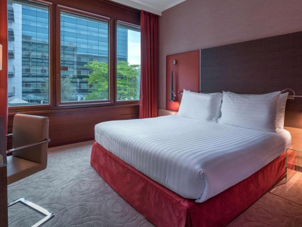 Hilton Geneva Hotel and Conference Centre : photo 3 de la chambre suite 1 chambre lit king-size avec salle de réunion