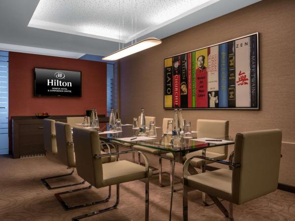 Hilton Geneva Hotel and Conference Centre : photo 4 de la chambre suite 1 chambre lit king-size avec salle de réunion