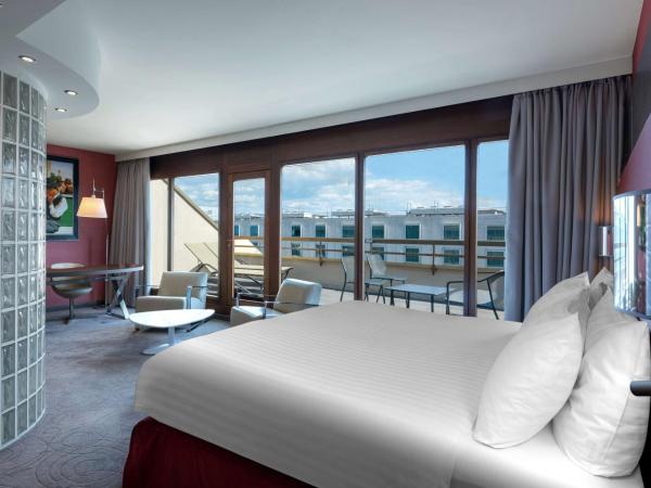 Hilton Geneva Hotel and Conference Centre : photo 5 de la chambre suite lit king-size deluxe 1 chambre