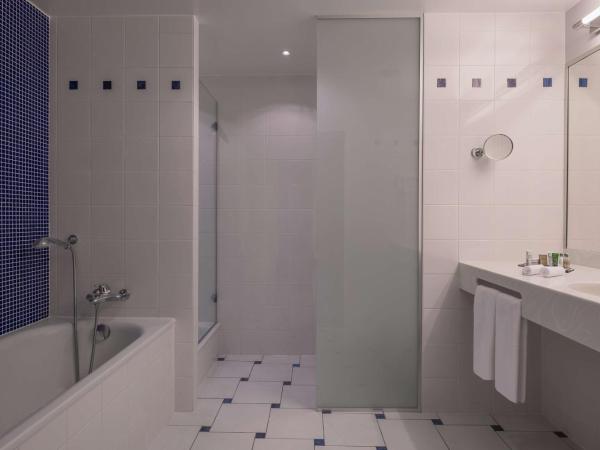 Hilton Geneva Hotel and Conference Centre : photo 4 de la chambre chambre lit king-size deluxe