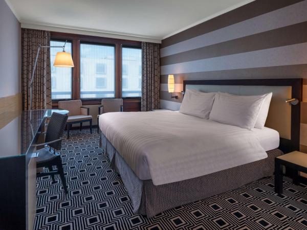 Hilton Geneva Hotel and Conference Centre : photo 2 de la chambre chambre lit king-size