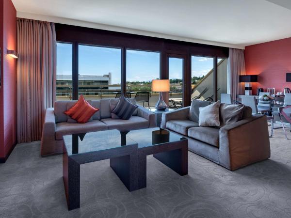 Hilton Geneva Hotel and Conference Centre : photo 7 de la chambre suite lit king-size deluxe 1 chambre