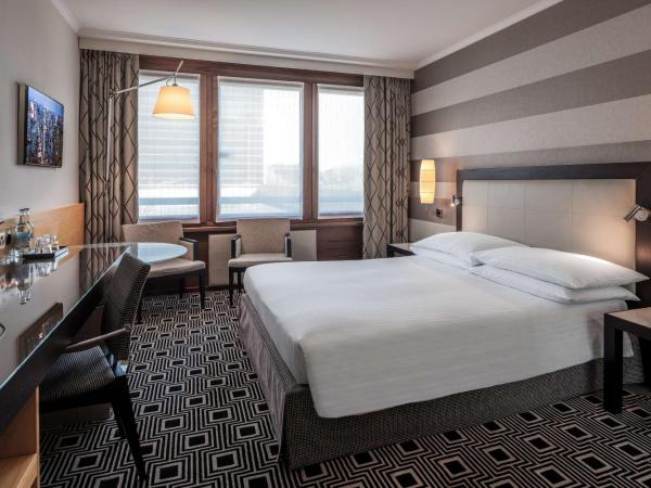 Hilton Geneva Hotel and Conference Centre : photo 2 de la chambre chambre lit queen-size 