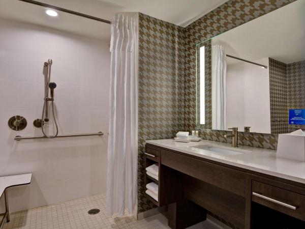 Home2 Suites By Hilton Orlando Flamingo Crossings, FL : photo 8 de la chambre studio lit king-size avec douche accessible en fauteuil roulant - adaptée aux personnes à mobilité réduite - non-fumeurs