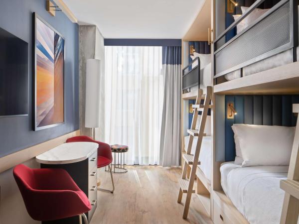 Motto by Hilton New York City Chelsea : photo 2 de la chambre chambre avec quatre lits jumeaux