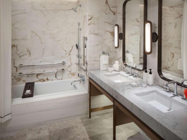 Conrad Nashville : photo 5 de la chambre chambre lit king-size avec baignoire accessible aux personnes à mobilité réduite