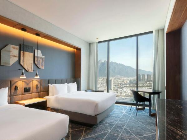 Hilton Monterrey Valle : photo 1 de la chambre chambre deluxe avec 2 lits queen-size
