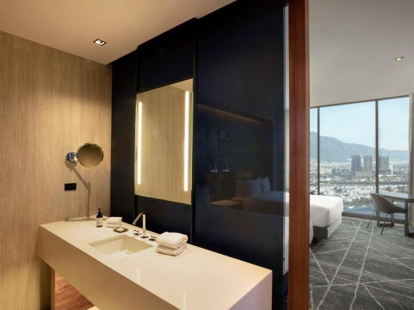 Hilton Monterrey Valle : photo 10 de la chambre chambre deluxe avec 2 lits queen-size