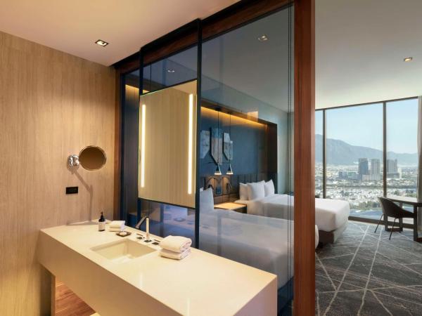 Hilton Monterrey Valle : photo 2 de la chambre chambre deluxe avec 2 lits queen-size