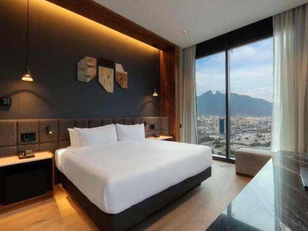 Hilton Monterrey Valle : photo 1 de la chambre suite lit king-size avec accès au club