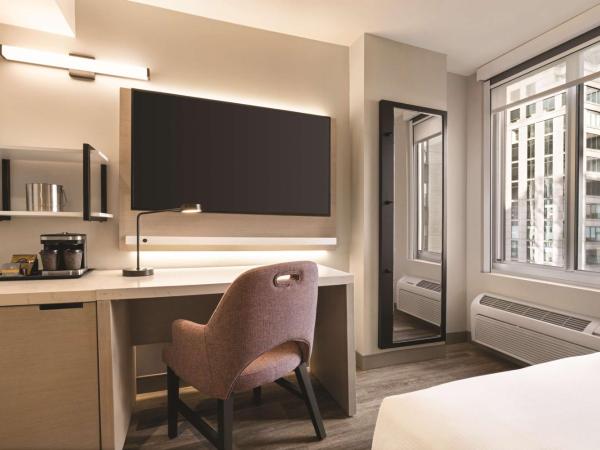 DoubleTree by Hilton New York Midtown Fifth Ave : photo 1 de la chambre chambre lit queen-size – vue partielle sur lieu d'intérêt