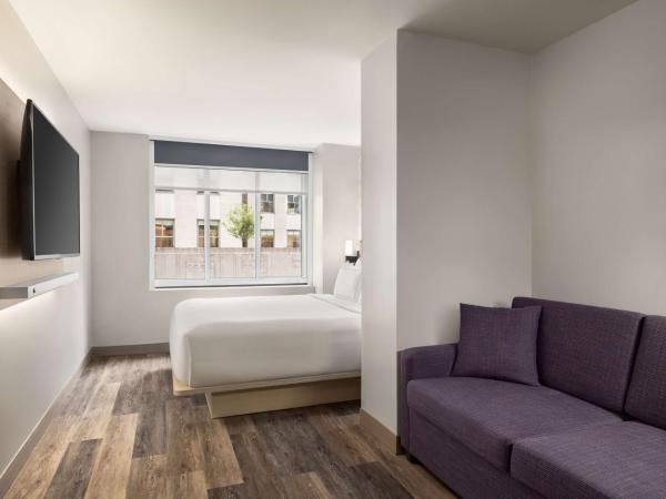 DoubleTree by Hilton New York Midtown Fifth Ave : photo 4 de la chambre suite studio lit king-size