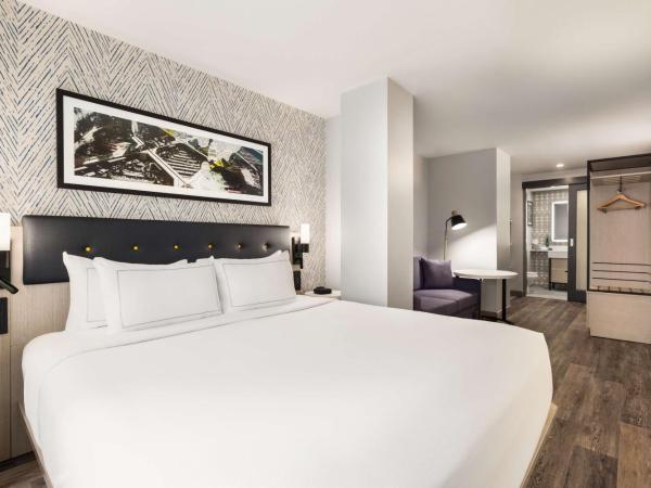 DoubleTree by Hilton New York Midtown Fifth Ave : photo 5 de la chambre suite studio lit king-size