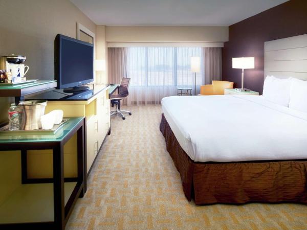 Hilton Los Angeles Airport : photo 3 de la chambre chambre lit king-size avec vue - accessible aux personnes à mobilité réduite