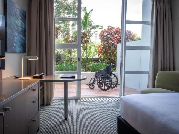 DoubleTree by Hilton Cairns : photo 3 de la chambre chambre lit king-size pour personnes à mobilité réduite avec douche accessible en fauteuil roulant