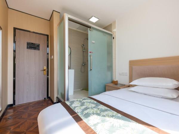 East Sacred Hotel ---Foreign Accept---Tourism Service English-speaking 丨 Near Tiananmen Forbidden City丨Very close to Metro ZhangziZhong And BeixinQiao 丨Free Advance tickets and Laundry Drying service coffee mineral water and snacks丨Ice cream : photo 5 de la chambre chambre supérieure lit queen-size