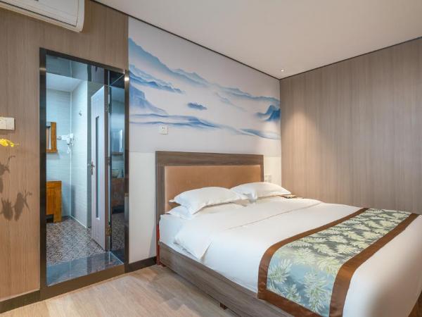East Sacred Hotel ---Foreign Accept---Tourism Service English-speaking 丨 Near Tiananmen Forbidden City丨Very close to Metro ZhangziZhong And BeixinQiao 丨Free Advance tickets and Laundry Drying service coffee mineral water and snacks丨Ice cream : photo 3 de la chambre suite supérieure 