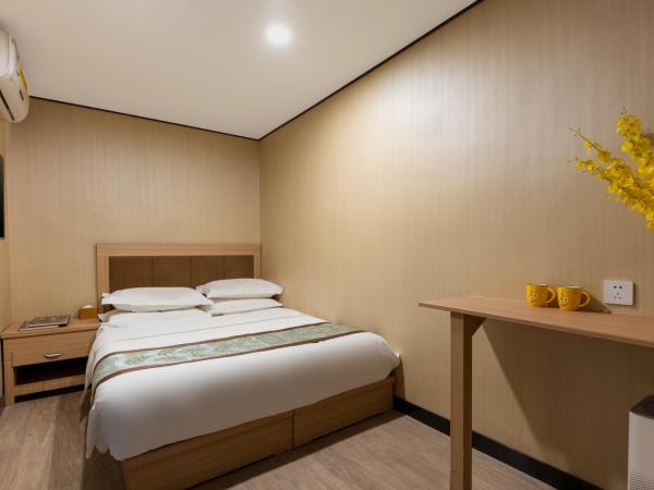 East Sacred Hotel ---Foreign Accept---Tourism Service English-speaking 丨 Near Tiananmen Forbidden City丨Very close to Metro ZhangziZhong And BeixinQiao 丨Free Advance tickets and Laundry Drying service coffee mineral water and snacks丨Ice cream : photo 4 de la chambre chambre double Économique