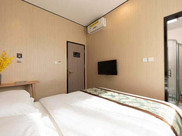 East Sacred Hotel ---Foreign Accept---Tourism Service English-speaking 丨 Near Tiananmen Forbidden City丨Very close to Metro ZhangziZhong And BeixinQiao 丨Free Advance tickets and Laundry Drying service coffee mineral water and snacks丨Ice cream : photo 2 de la chambre chambre supérieure lit queen-size