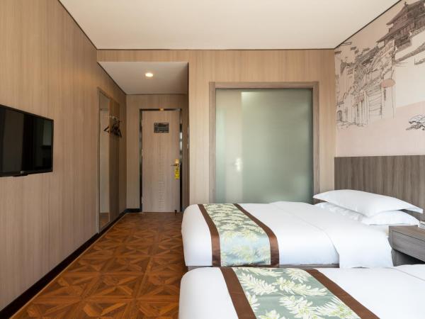 East Sacred Hotel ---Foreign Accept---Tourism Service English-speaking 丨 Near Tiananmen Forbidden City丨Very close to Metro ZhangziZhong And BeixinQiao 丨Free Advance tickets and Laundry Drying service coffee mineral water and snacks丨Ice cream : photo 2 de la chambre chambre lits jumeaux avec salle de bains privative