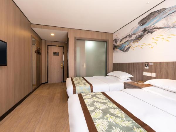 East Sacred Hotel ---Foreign Accept---Tourism Service English-speaking 丨 Near Tiananmen Forbidden City丨Very close to Metro ZhangziZhong And BeixinQiao 丨Free Advance tickets and Laundry Drying service coffee mineral water and snacks丨Ice cream : photo 2 de la chambre chambre familiale avec salle de bains privative