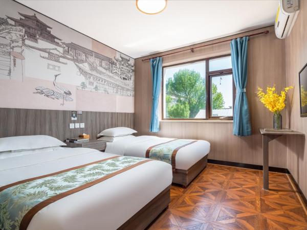 East Sacred Hotel ---Foreign Accept---Tourism Service English-speaking 丨 Near Tiananmen Forbidden City丨Very close to Metro ZhangziZhong And BeixinQiao 丨Free Advance tickets and Laundry Drying service coffee mineral water and snacks丨Ice cream : photo 1 de la chambre chambre lits jumeaux avec salle de bains privative