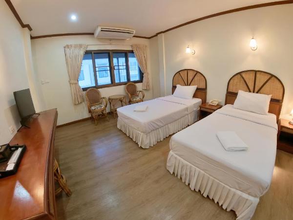 Roongruang Hotel : photo 3 de la chambre chambre lits jumeaux supérieure