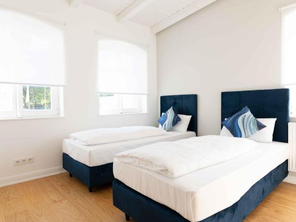 Hanseat Apartments : photo 7 de la chambre chambre double ou lits jumeaux avec salle de bains commune