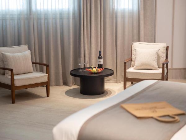 Santo Pure Oia Suites & Villas : photo 9 de la chambre suite junior vue sur mer et jacuzzi

