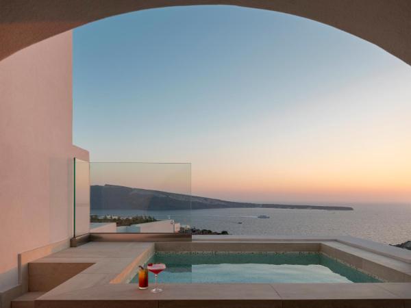 Santo Pure Oia Suites & Villas : photo 10 de la chambre suite junior avec jacuzzi - vue sur mer et coucher de soleil