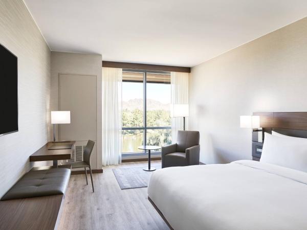 AC Hotel Phoenix Biltmore : photo 3 de la chambre guest room with king bed and mountain view