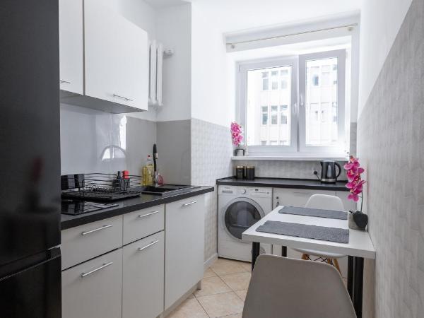 ClickTheFlat Żurawia Street Apart Rooms : photo 3 de la chambre chambre double avec salle de bains commune