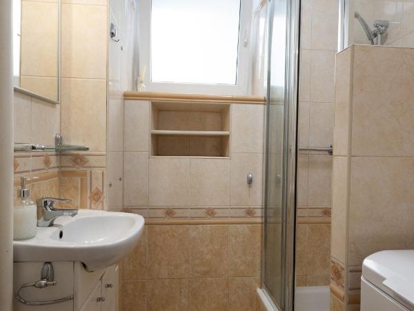 ClickTheFlat Żurawia Street Apart Rooms : photo 4 de la chambre chambre double avec salle de bains commune