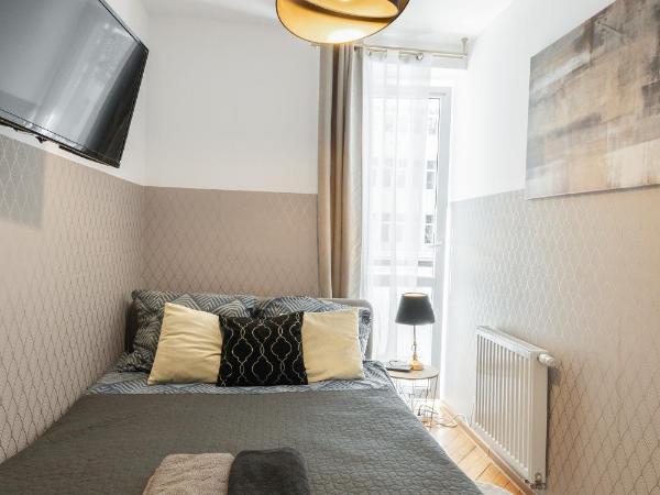 ClickTheFlat Żurawia Street Apart Rooms : photo 1 de la chambre chambre double avec salle de bains commune