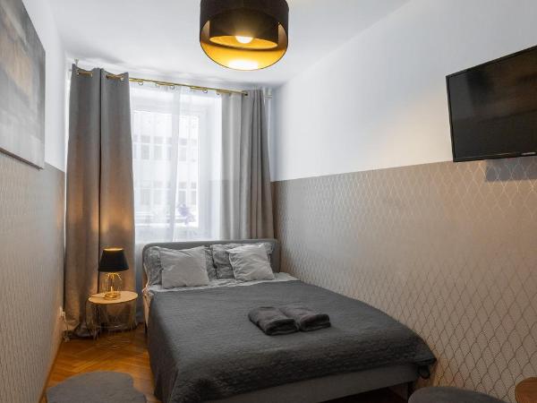 ClickTheFlat Żurawia Street Apart Rooms : photo 1 de la chambre chambre double avec salle de bains commune