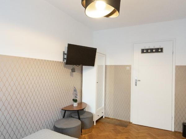 ClickTheFlat Żurawia Street Apart Rooms : photo 2 de la chambre chambre double avec salle de bains commune