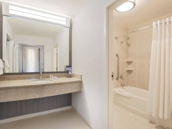 Courtyard by Marriott Pittsburgh Downtown : photo 6 de la chambre suite 1 chambre lit king-size avec canapé-lit - vue sur cour