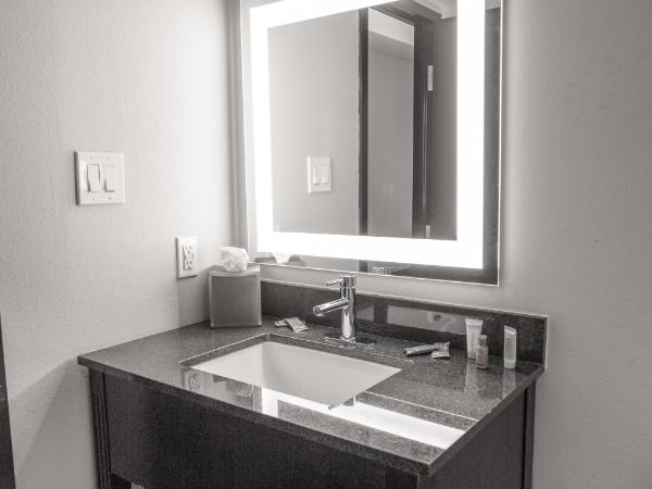 La Quinta by Wyndham Dallas I-35 Walnut Hill Ln : photo 4 de la chambre chambre deluxe avec 2 lits queen-size