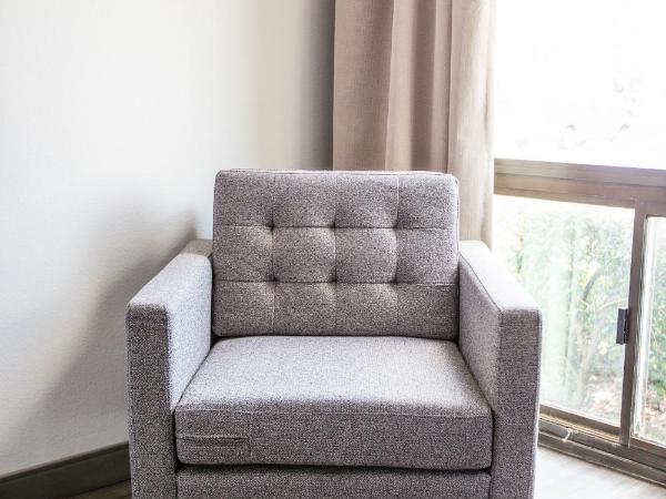 La Quinta by Wyndham Dallas I-35 Walnut Hill Ln : photo 3 de la chambre chambre lit king-size deluxe