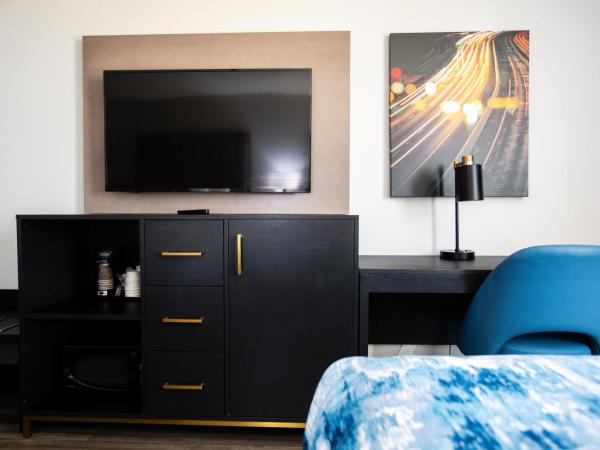 La Quinta by Wyndham Dallas I-35 Walnut Hill Ln : photo 4 de la chambre chambre lit king-size deluxe